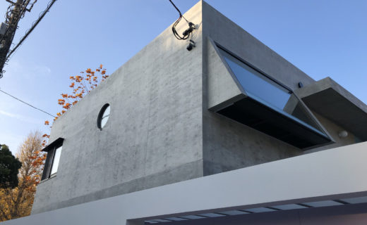 公園となりの家